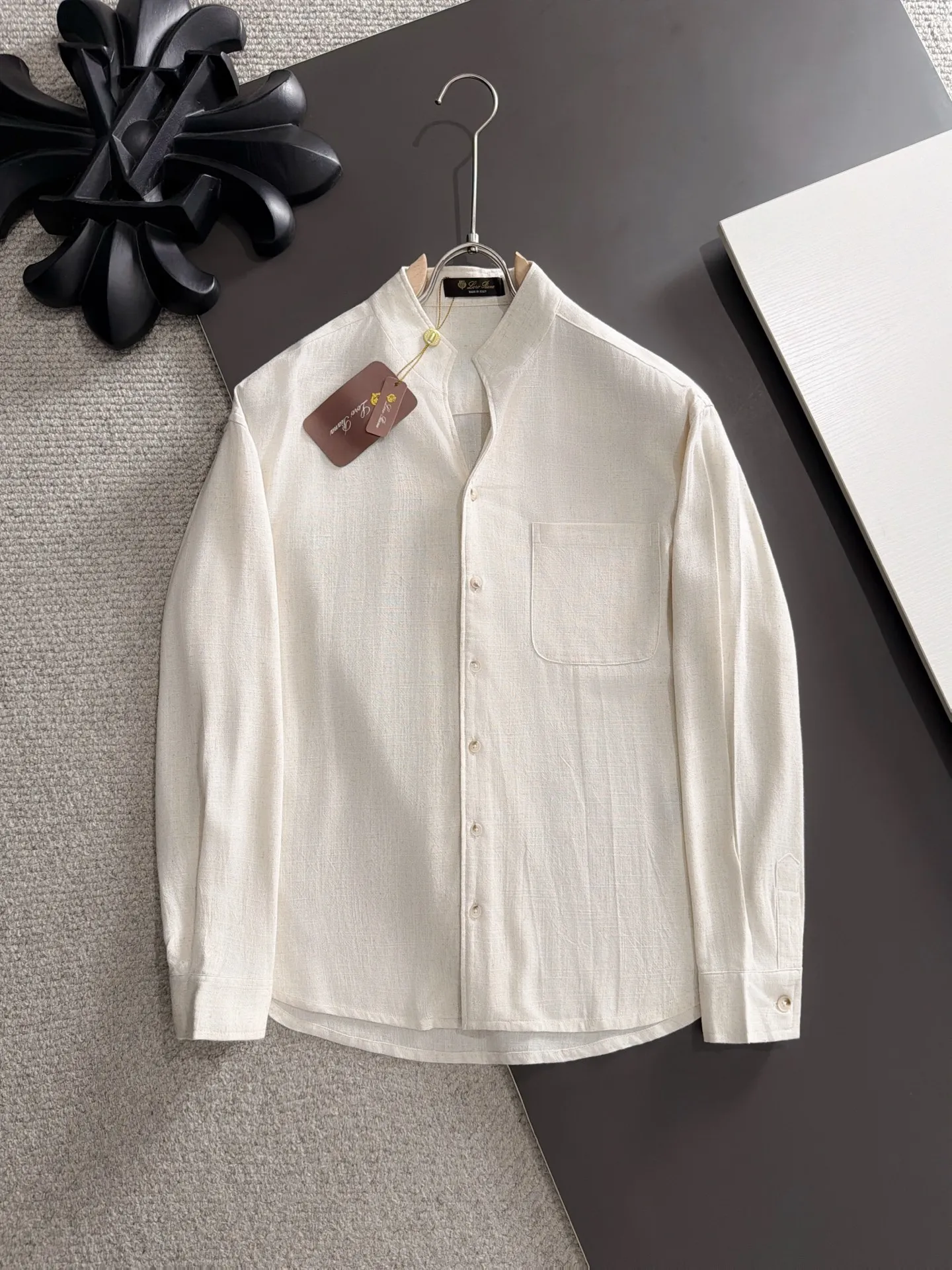 Next day shipment LP high quality Loro Piana 26ss autumn and winter New Arrival linen shirt set Made of one-on-one combed cotton yarn knitted linen fabrics, no pressure in and out of the counter Exclusive control of raw materials It feels substantial when weighed, and the upper body is more textured than ordinary T-shirts. This texture can cope with the weather easily and is suitable for both hot and cold! Loose fit design, looks noble. The only correct version is available Size: M to XXXL